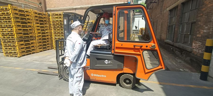 安全員給韓向平示范叉車倒車標準作業.jpg