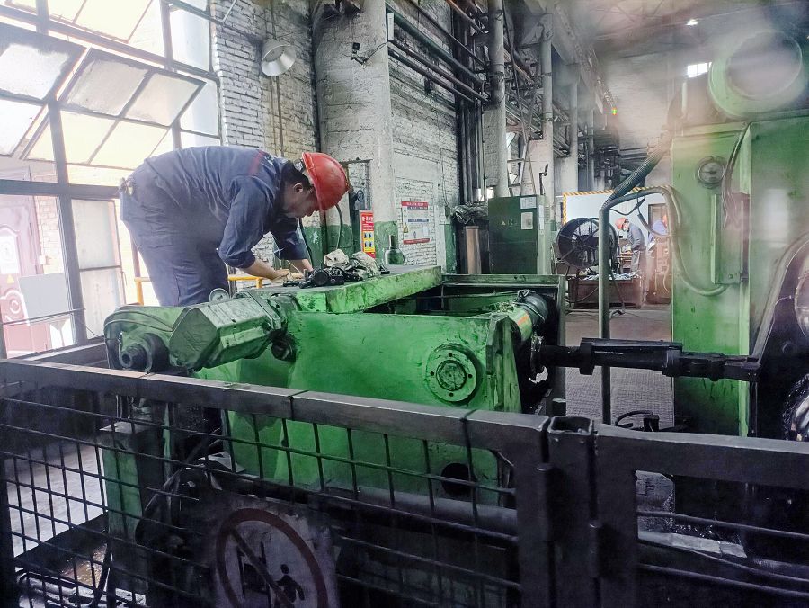 機修康建榮在修理輥鍛機.jpg