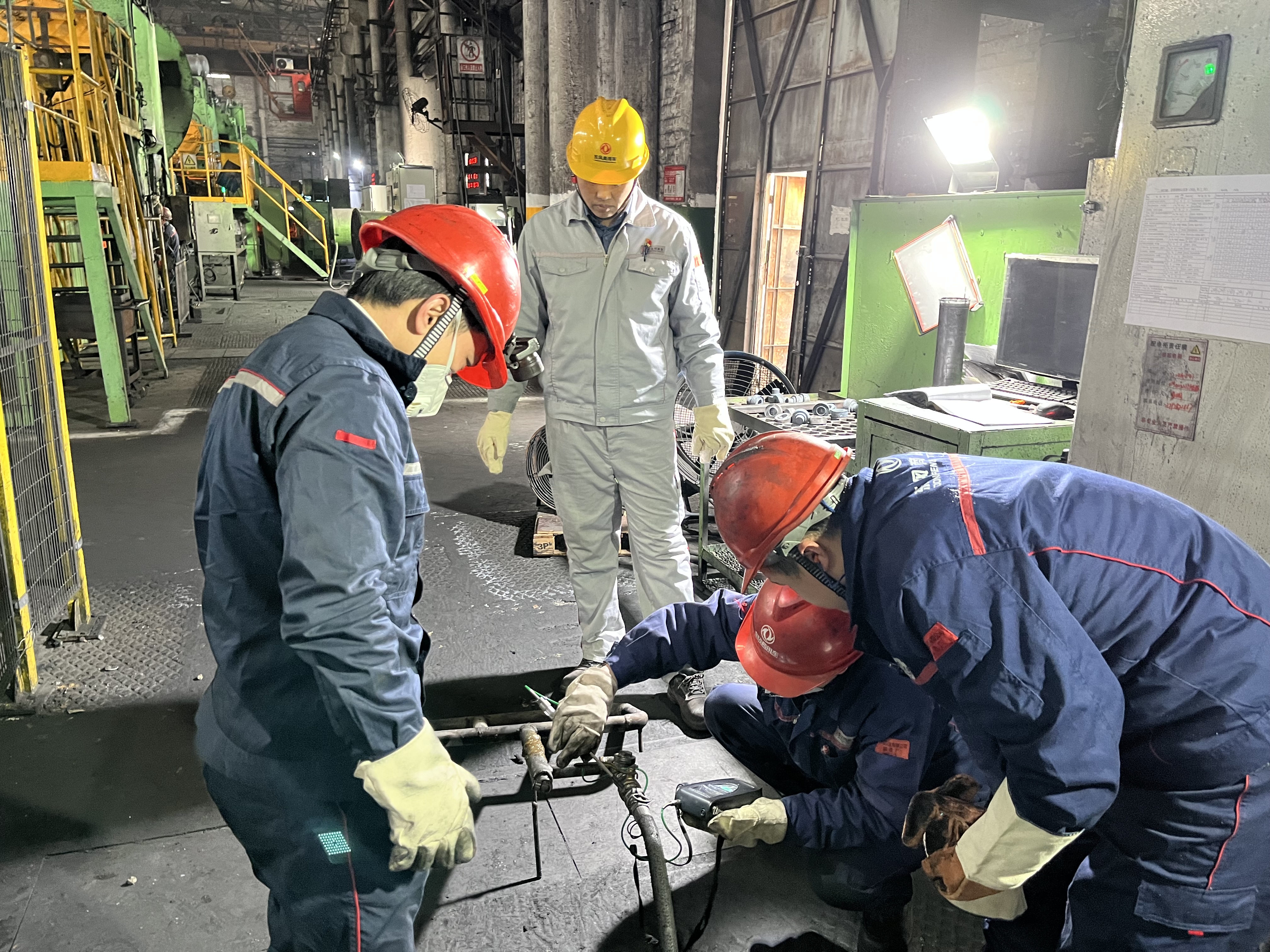 副部長羅明益對烤模器輔件檢查中.jpg